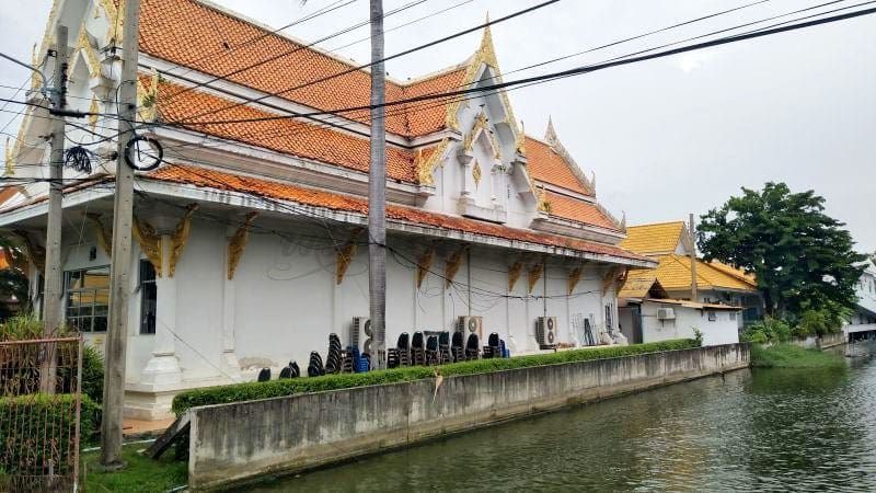 ริมน้ำ วัดพระศรีมหาธาตุ โดยร้านพวงหรีดธรรมะ