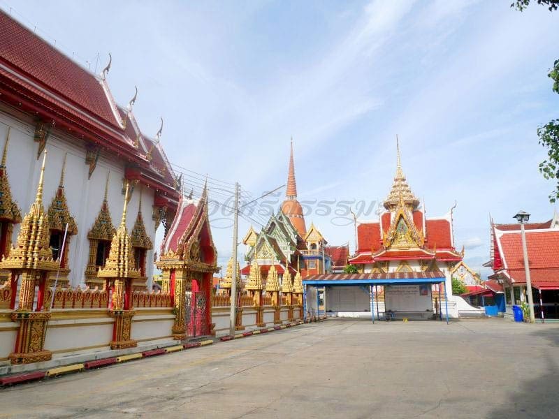 ลานกว้าง วัดกล้าชอุ่ม โดยร้านพวงหรีดธรรมะ