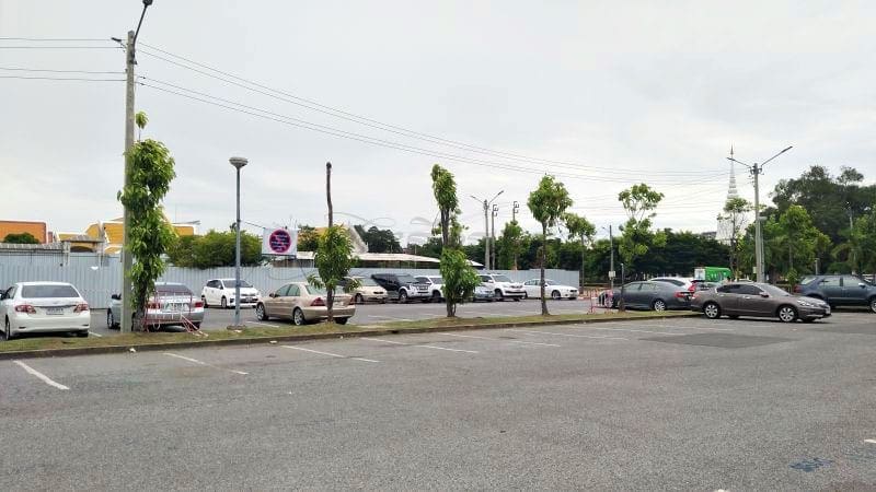 ลานกว้าง วัดพระศรีมหาธาตุ โดยร้านพวงหรีดธรรมะ