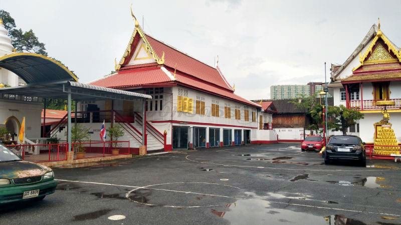 ลานกว้าง วัดไก่เตี้ย ตลิ่งชัน โดยร้านพวงหรีดธรรมะ