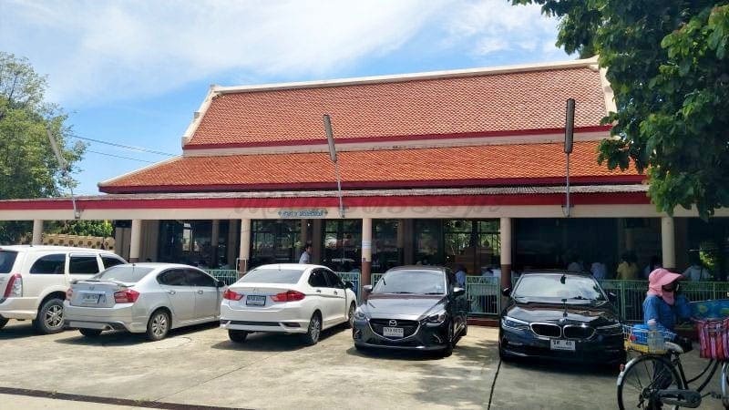 ลานจอดรถ วัดไพชยนต์พลเสพย์ โดยร้านพวงหรีดธรรมะ