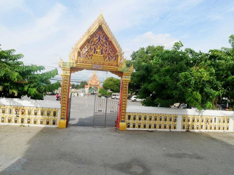 หน้าวัด วัดเกิดการอุดม โดยร้านพวงหรีดธรรมะ