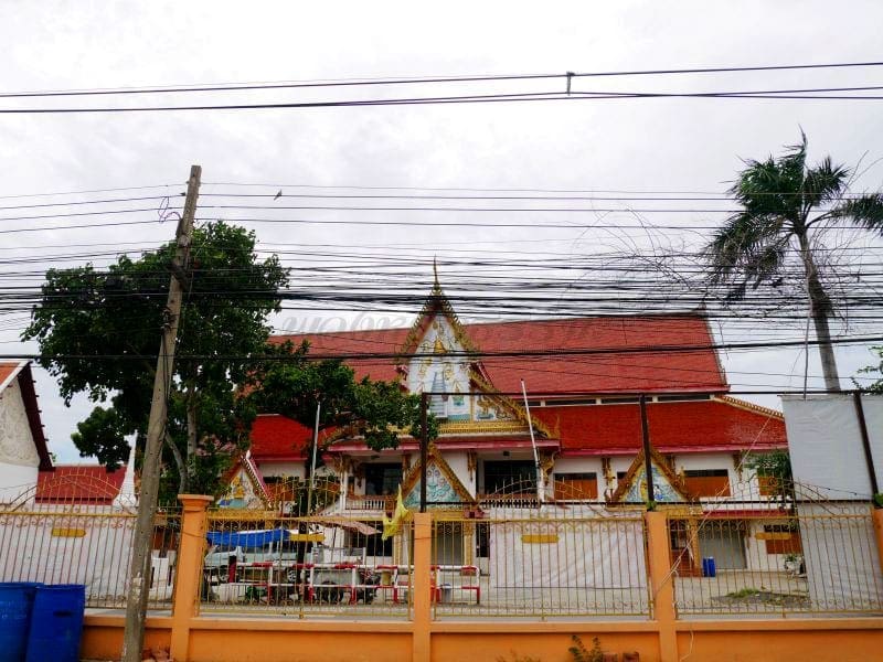 หน้าศาลา วัดป่ากลางทุ่ง โดยร้านพวงหรีดธรรมะ