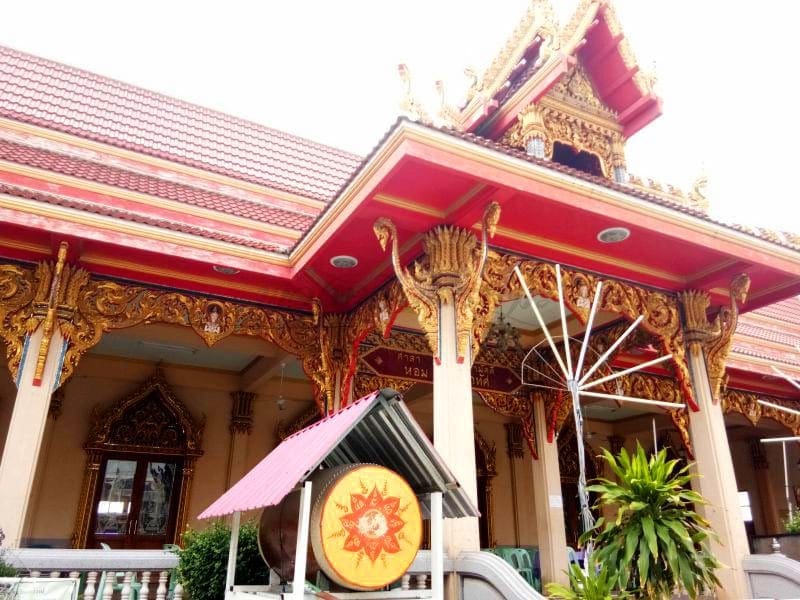 หน้าศาลา วัดมหาวงษ์ ปากน้ำ โดยร้านพวงหรีดธรรมะ