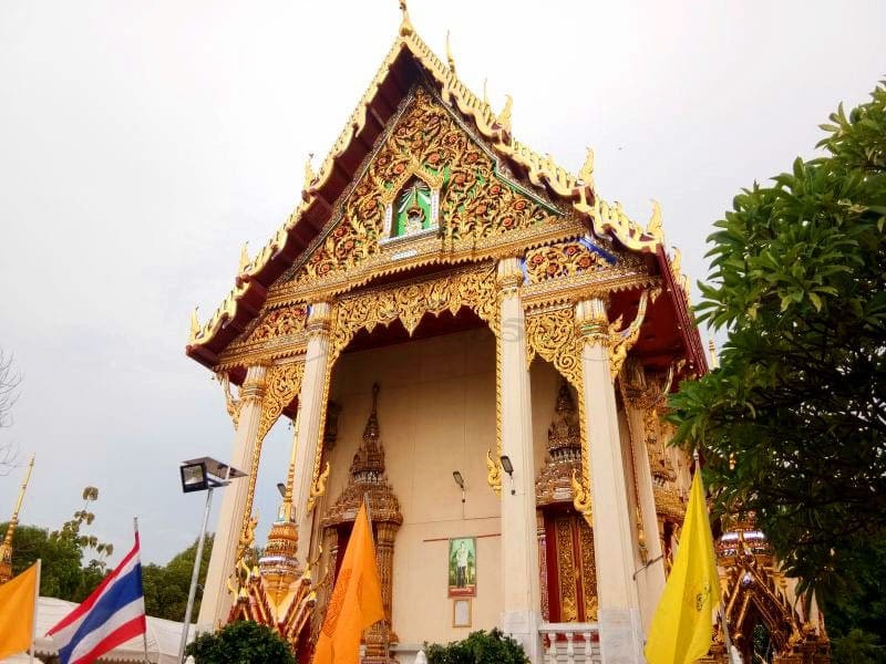 หน้าโบสถ์ ร้านพวงหรีดวัดกลางวรวิหาร ส่งพวงหรีดวัดกลางวรวิหาร โดยร้านพวงหรีดธรรมะ