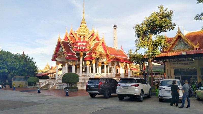 หน้าโบสถ์ ร้านพวงหรีดวัดศรีเรืองบุญ ส่งพวงหรีดวัดศรีเรืองบุญ โดยร้านพวงหรีดธรรมะ