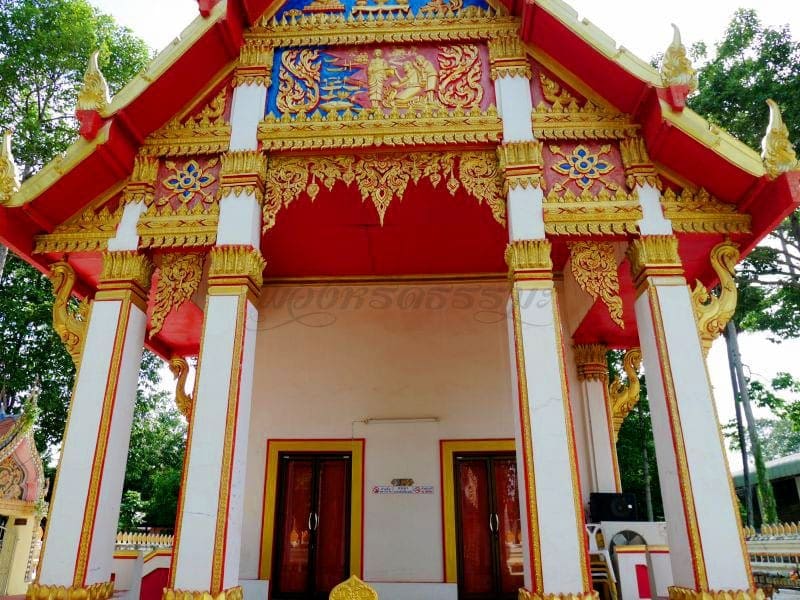 หน้าโบสถ์ วัดกลางคลองสาม โดยร้านพวงหรีดธรรมะ