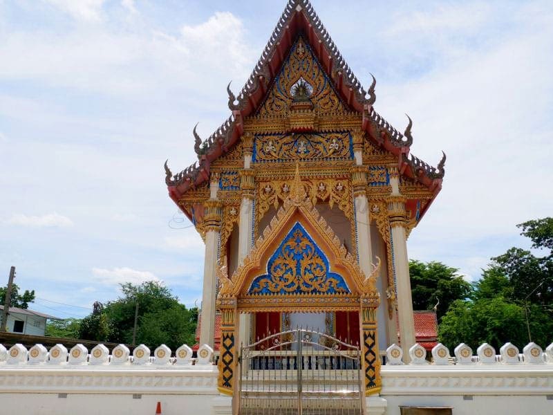 หน้าโบสถ์ วัดตาล โดยร้านพวงหรีดธรรมะ