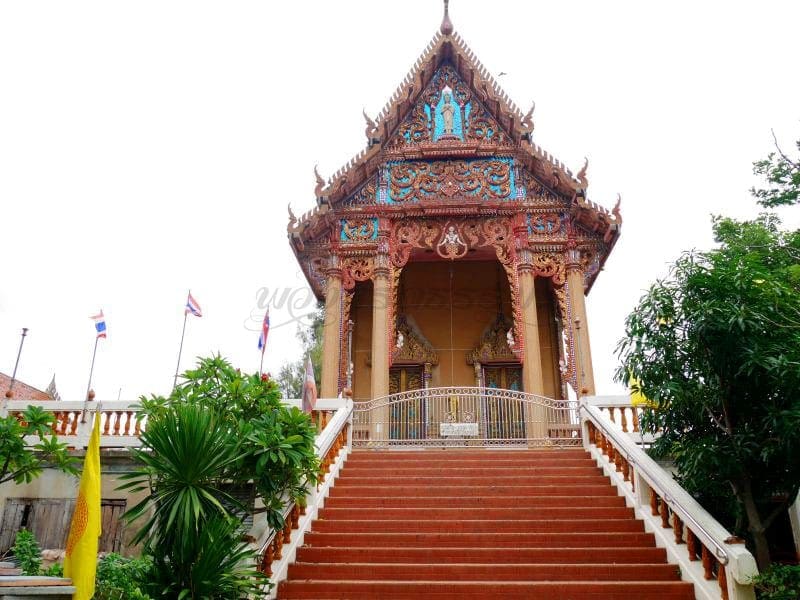 หน้าโบสถ์ วัดหงษ์ปทุมาวาส โดยร้านพวงหรีดธรรมะ