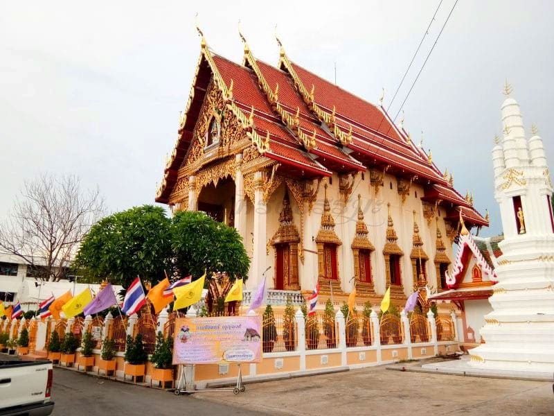 โบสถ์ ร้านพวงหรีดวัดกลางวรวิหาร ส่งพวงหรีดวัดกลางวรวิหาร โดยร้านพวงหรีดธรรมะ