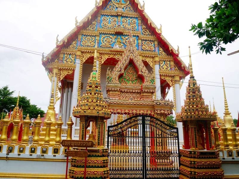 โบสถ์ ร้านพวงหรีดวัดแสงสรรค์ ส่งพวงหรีดวัดแสงสรรค์ โดยร้านพวงหรีดธรรมะ