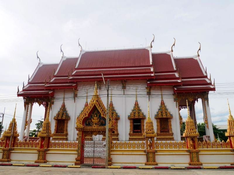 โบสถ์ด้านข้าง วัดกล้าชอุ่ม โดยร้านพวงหรีดธรรมะ