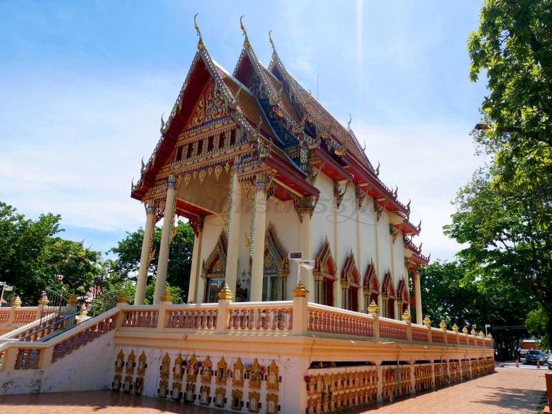 โบสถ์ด้านหน้า วัดผาสุกมณีจักร เมืองทองธานี โดยร้านพวงหรีดธรรมะ