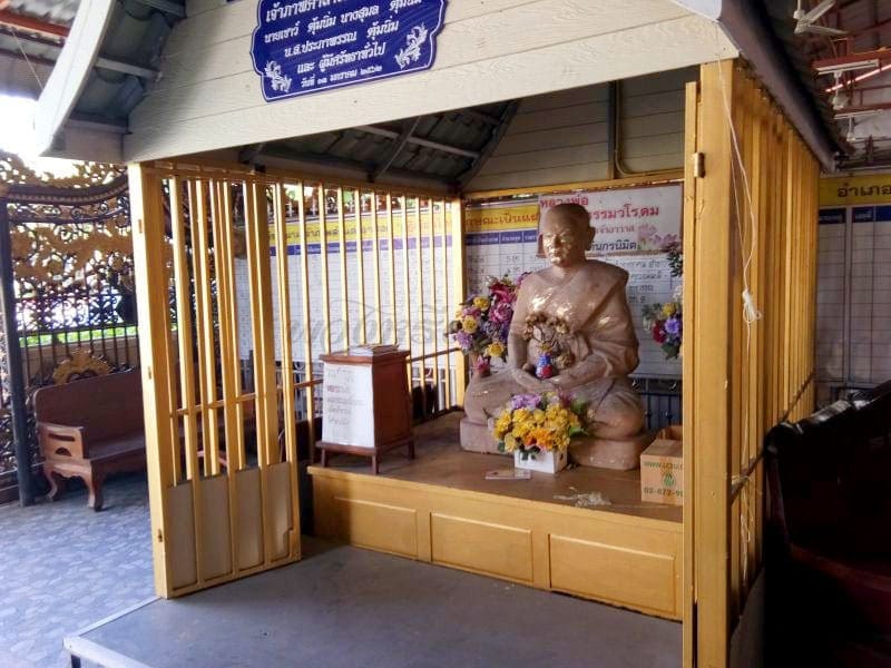 ในวิหาร วัดทินกรนิมิต โดยร้านพวงหรีดธรรมะ