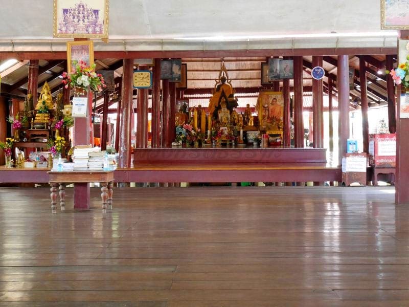 ในศาลา วัดตาล โดยร้านพวงหรีดธรรมะ