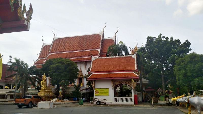 ข้างโบสถ์ วัดสีกัน โดยร้านพวงหรีดธรรมะ