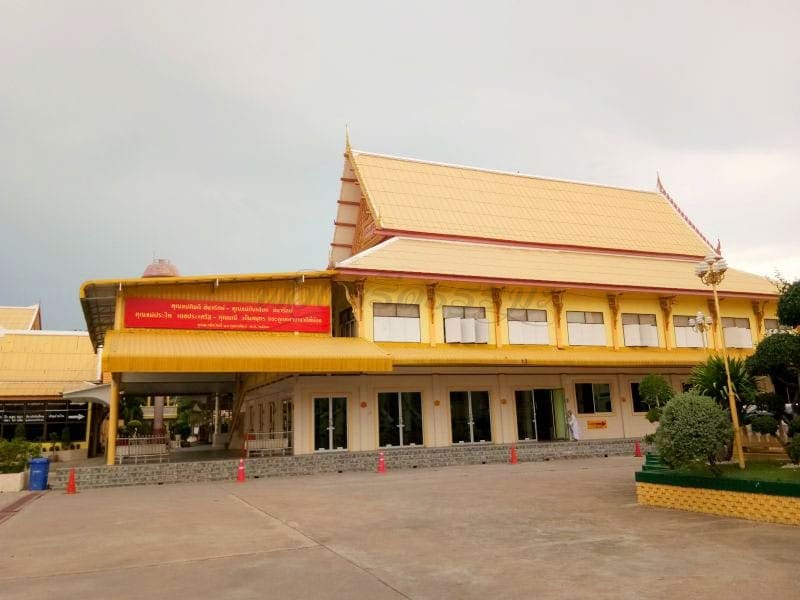 ด้านข้างศาลา วัดชัยมงคล โดยร้านพวงหรีดธรรมะ