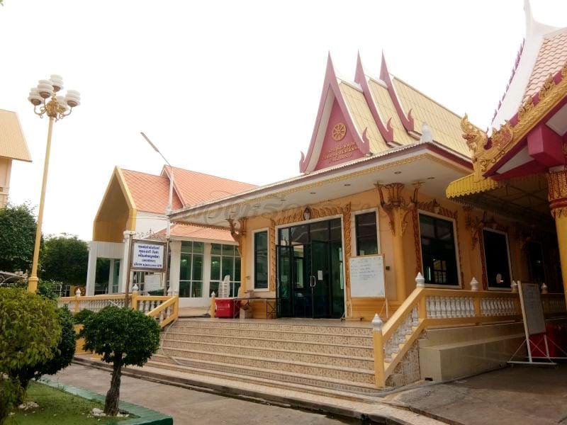 ด้านหน้าศาลา วัดชัยมงคล โดยร้านพวงหรีดธรรมะ