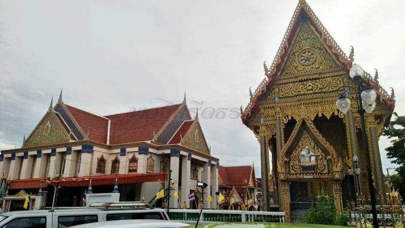 ด้านหน้าโบสถ์ วัดเทวสุนทร โดยร้านพวงหรีดธรรมะ