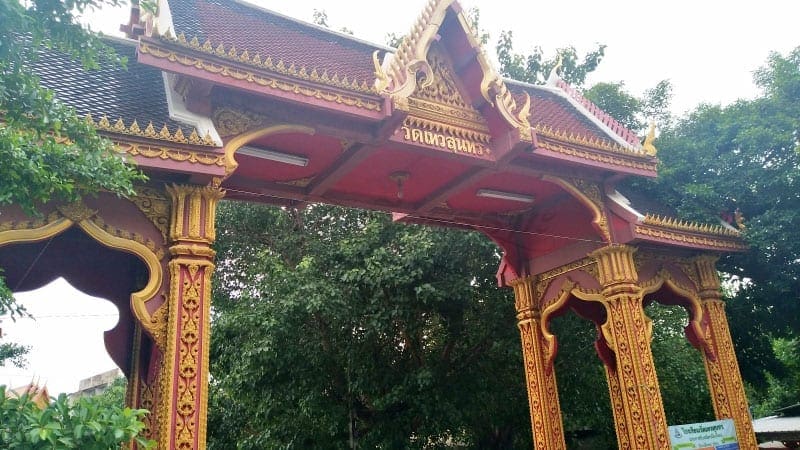 ประตูวัด วัดเทวสุนทร โดยร้านพวงหรีดธรรมะ