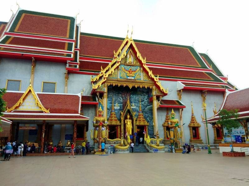 ภายในวัด วัดบางพลีใหญ่กลาง โดยร้านพวงหรีดธรรมะ