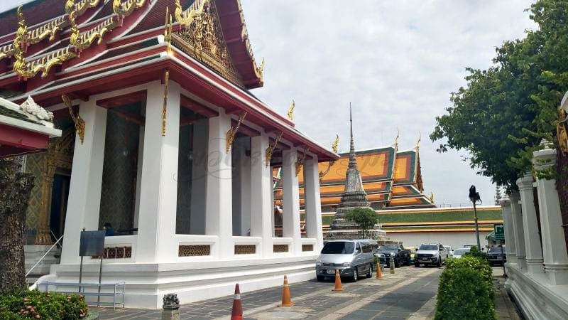 ภายในวัด วัดอรุณราชวราราม โดยร้านพวงหรีดธรรมะ