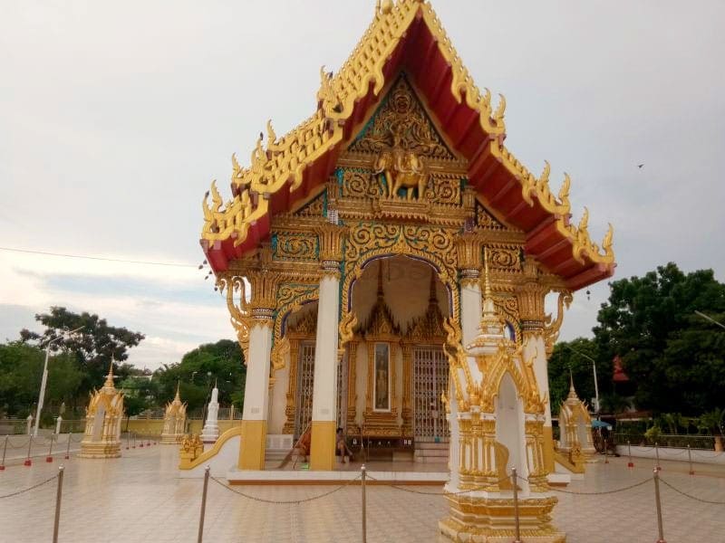 รอบโบสถ์ วัดชัยมงคล โดยร้านพวงหรีดธรรมะ