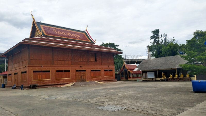 ลานกว้าง วัดแสนสุข โดยร้านพวงหรีดธรรมะ