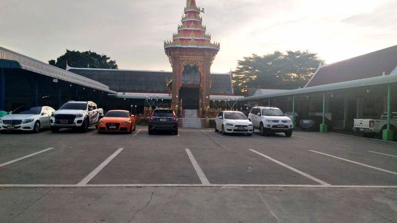 ลานจอดรถ วัดศรีประวัติ โดยร้านพวงหรีดธรรมะ