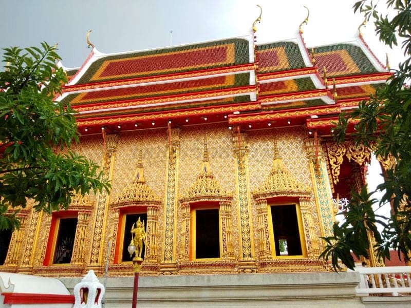 โบสถ์ด้านข้าง วัดบางพลีใหญ่กลาง โดยร้านพวงหรีดธรรมะ